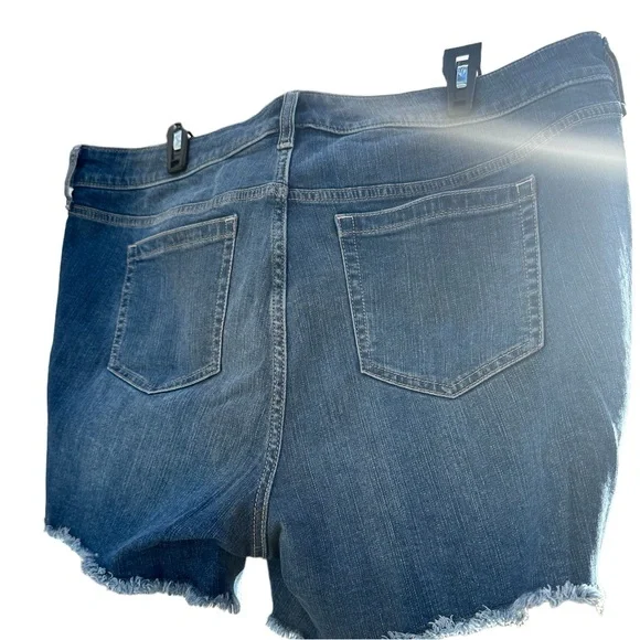 Torrid distressed jeans shorts. Stretchy size 16 - Picture 3 of 3